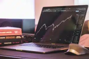वर्किंग प्रोफेशनल्स के लिए स्विंग ट्रेडिंग: बिना स्क्रीन देखे मुनाफा कमाने की गाइड